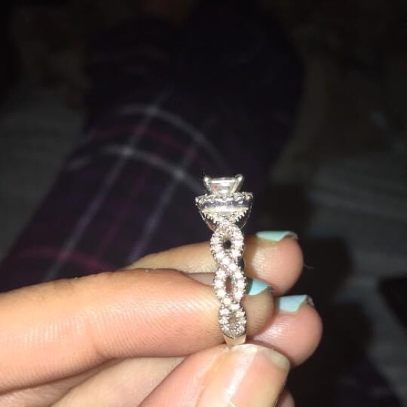 Neil Lane Engagement Ring 1 carat center stone - Picture 10 of 10